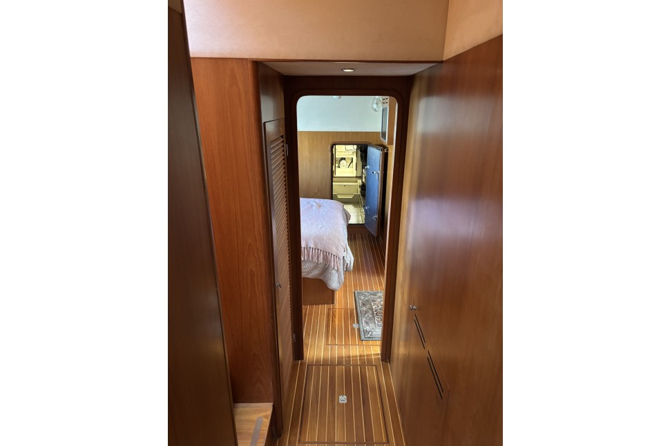 5 Activa 5800 Freedom Companionway