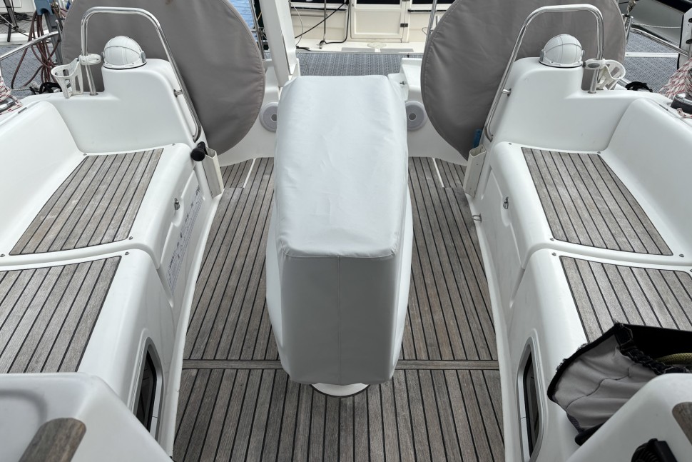 5 Beneteau Oceanis 43 Kairos Cockpit