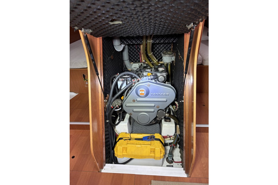 6 Beneteau Oceanis 43 Kairos Yanmar engine