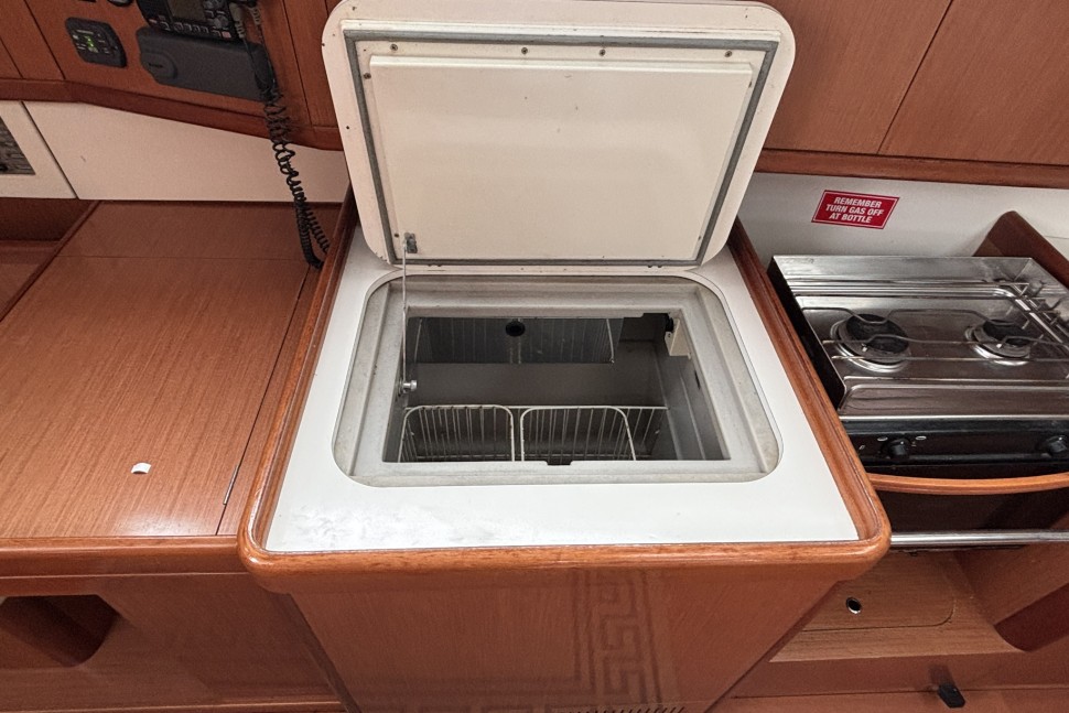 8 Beneteau Oceanis 43 Kairos Galley fridge