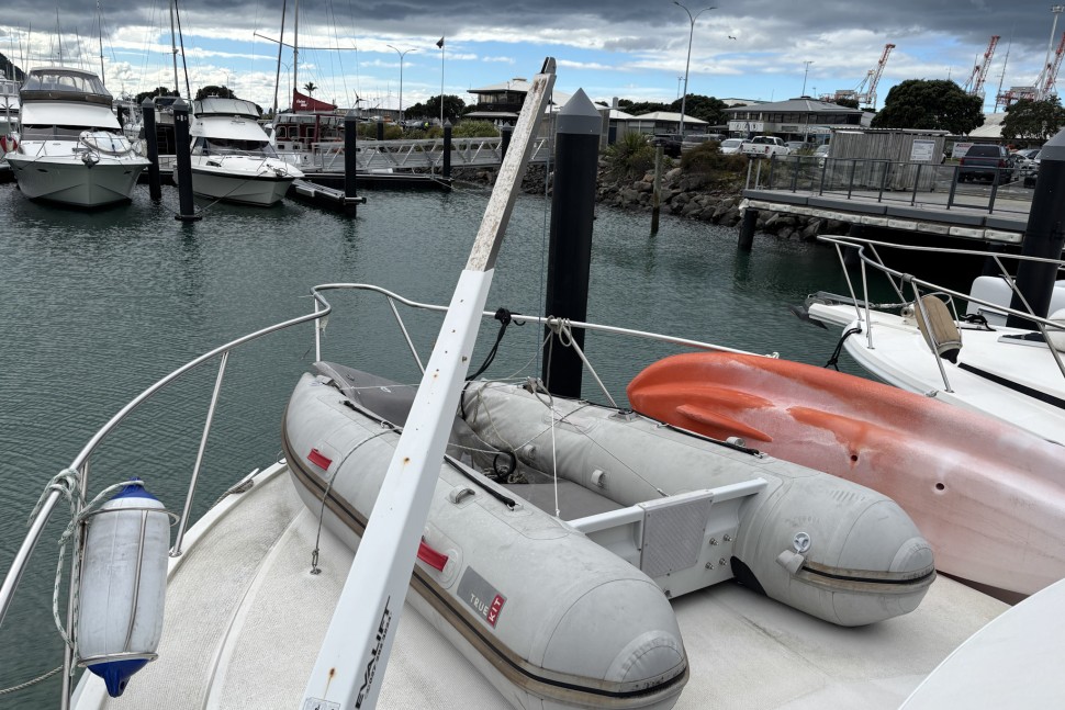 9 Riviera 3300 Ritzy Era Fordeck 7