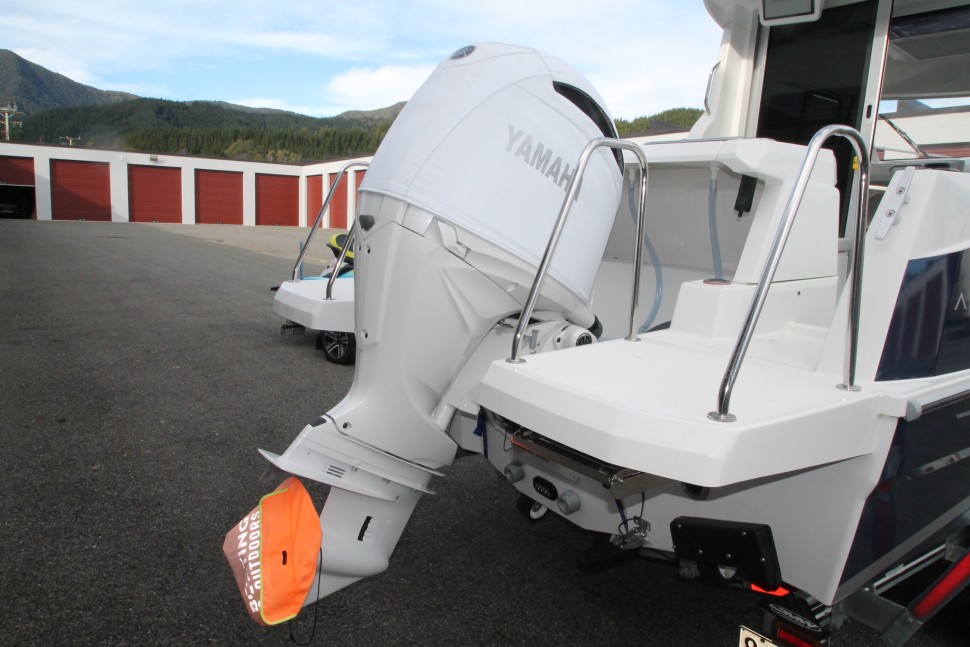 Antares 19 Outboard stbd.jpg