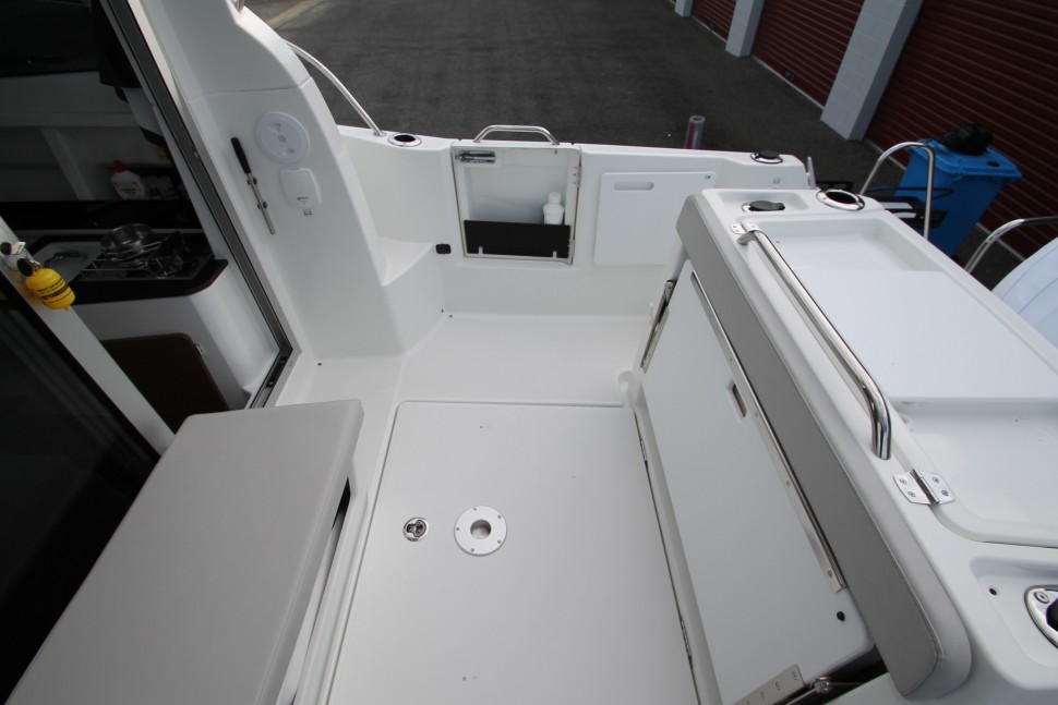Antares 3 Cockpit stbd.jpg