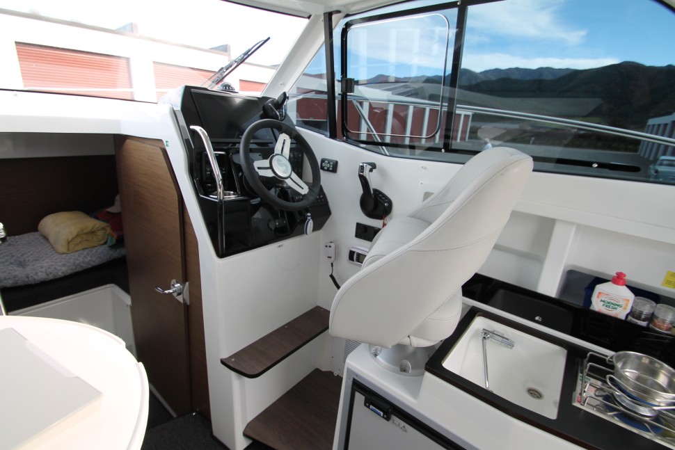 Antares 9 Helm seat.jpg