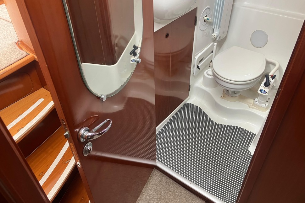 Benetea swift trawler 42 tonic 13 guest bathroom