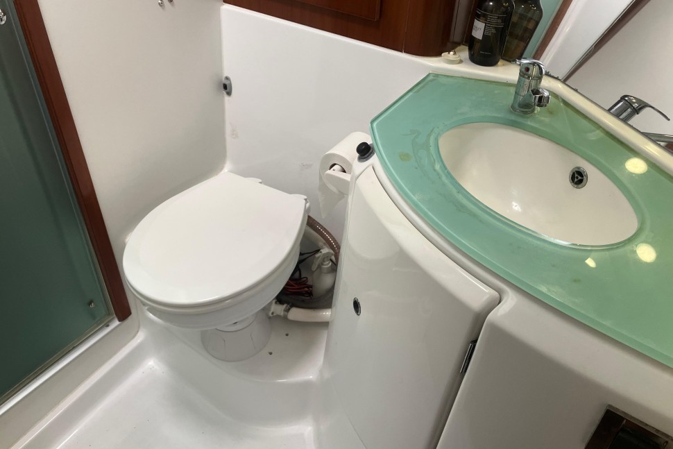 Benetea swift trawler 42 tonic 15 owners bathroom