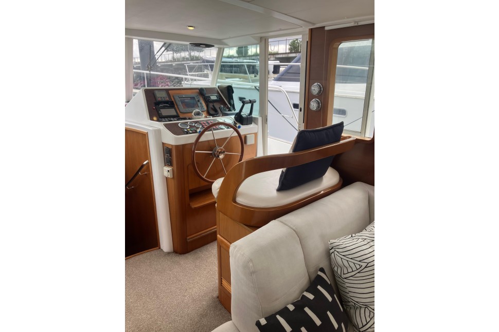 Benetea swift trawler 42 tonic 8 Helmstation