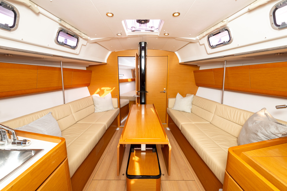 Beneteau First 40 12 saloon