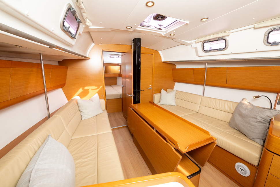 Beneteau First 40 13 saloon