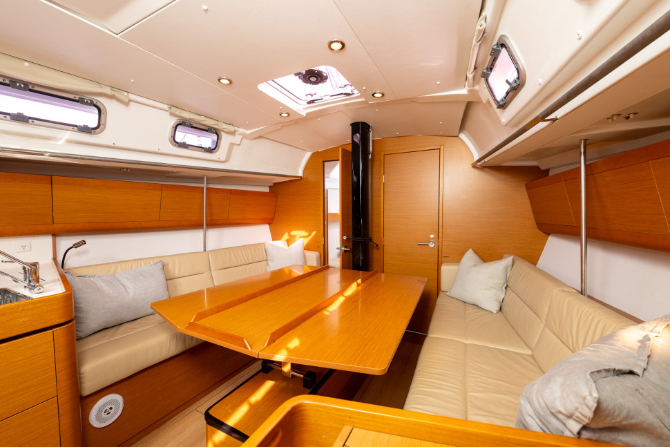 Beneteau First 40 14 saloon