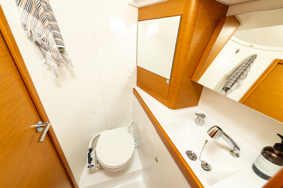 Beneteau First 40 19 head
