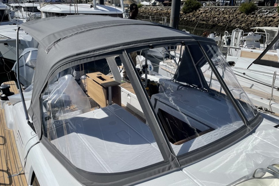 Beneteau First 44 15 dodger bimini2