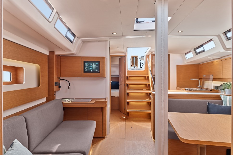 Beneteau First 44 16 saloon2