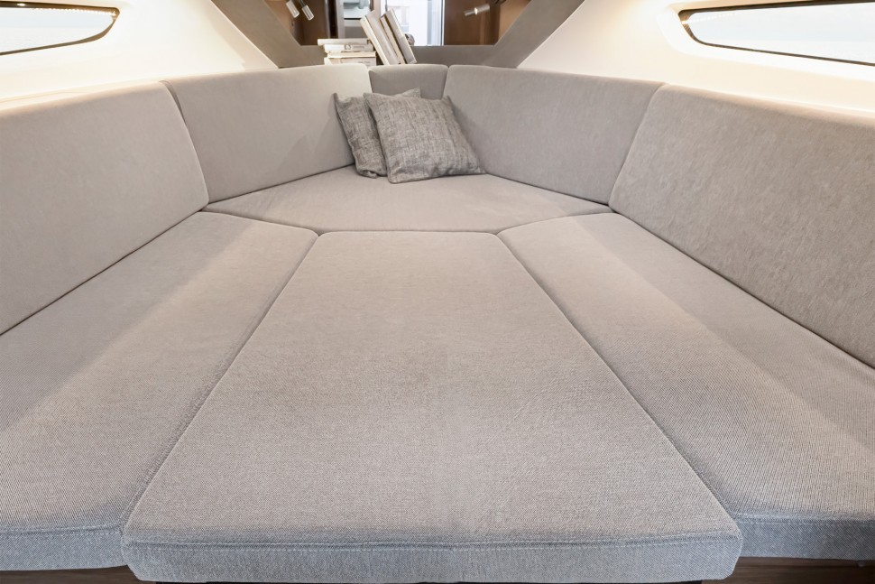 Beneteau Gran Turismo 32 interior 7