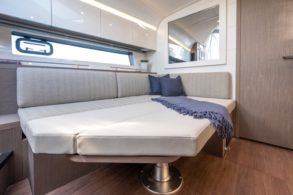 Beneteau Gran Turismo 41 interior 7