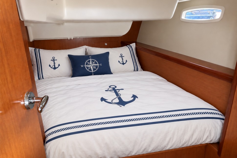Beneteau Oceanis 43 Kairos Port aft berth