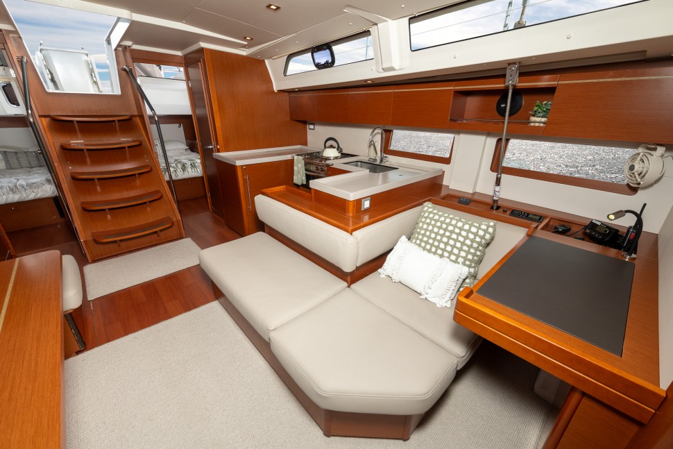 Beneteau Oceanis 51.1 12 saloon