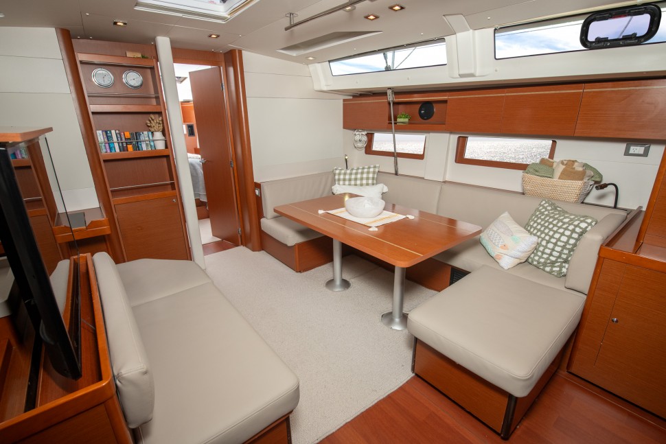 Beneteau Oceanis 51.1 15 saloon