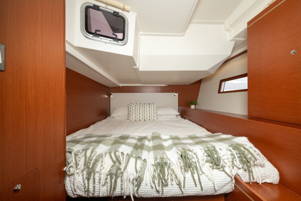 Beneteau Oceanis 51.1 18 guest cabin