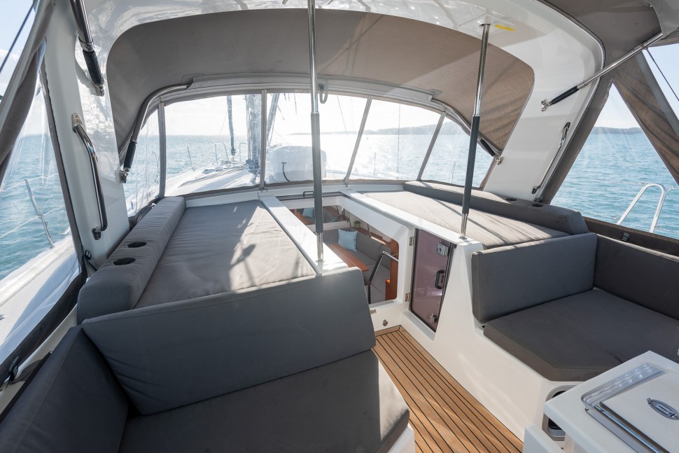 Beneteau Oceanis 51.1 8 deck saloon