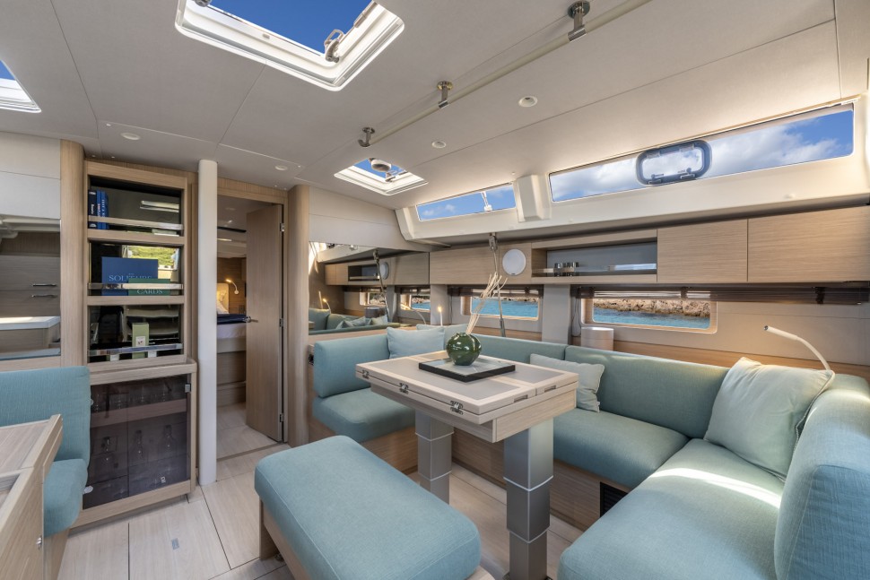 Beneteau Oceanis Interior 5