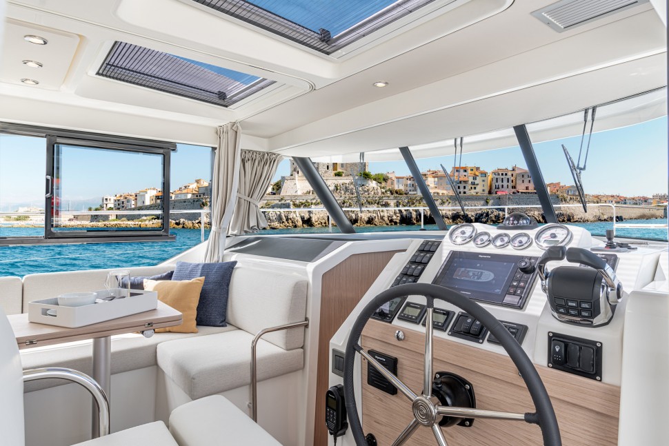 Beneteau Swift Trawler 41 Helm Station2