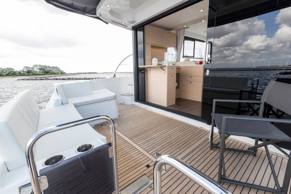 Beneteau Swift Trawler 41 main deck