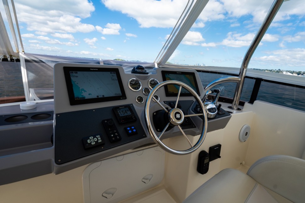 Beneteau Swift Trawler 47 Mahaki 8 Fly Helm