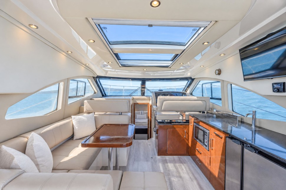 Carver 37 13 saloon