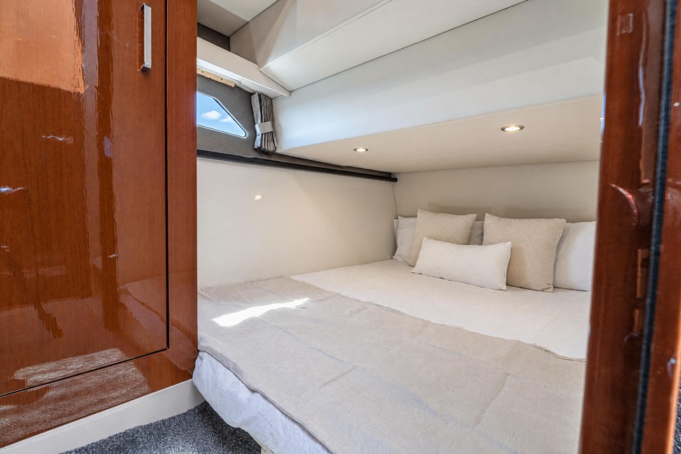 Carver 37 17 guest cabin