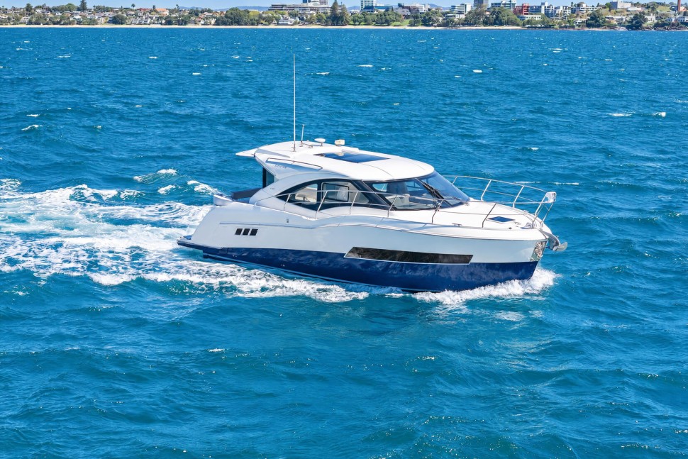Carver 37 2 starboard bow