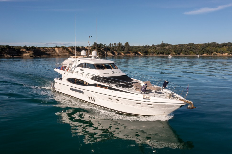 Dyna Laguna 77 Tawaki 5 exterior starboard front