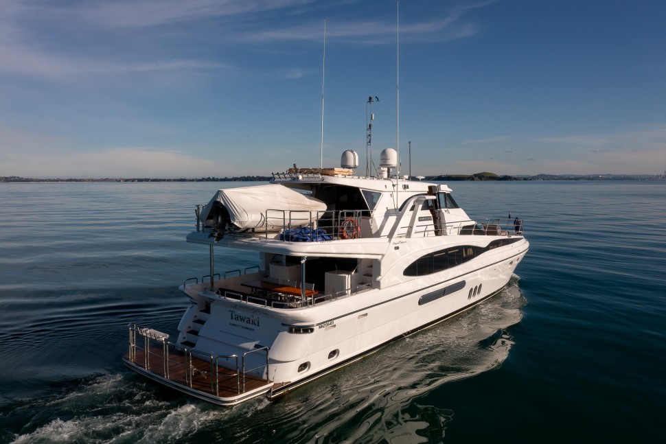 Dyna Laguna 77 Tawaki 5 exterior starboard stern2