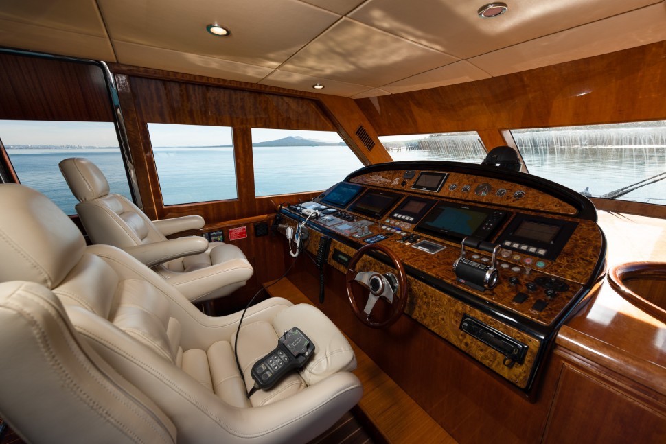 Dyna Laguna 77 Tawaki 9 helm station