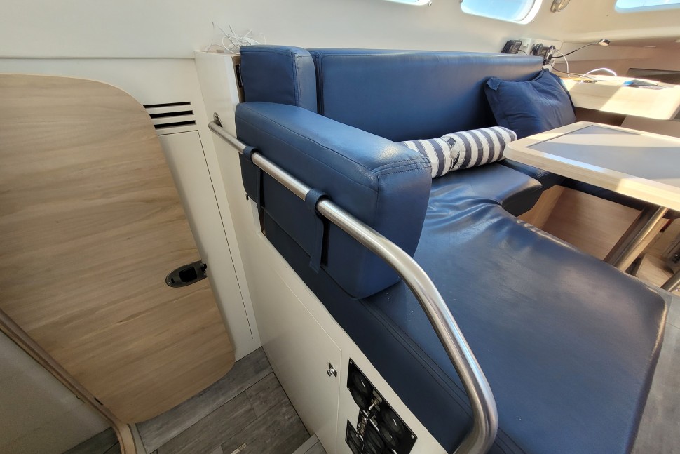 Explorer 50 09 upper saloon