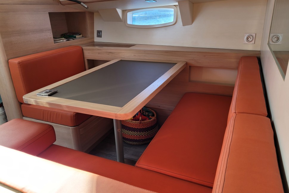 Explorer 50 13 lower saloon