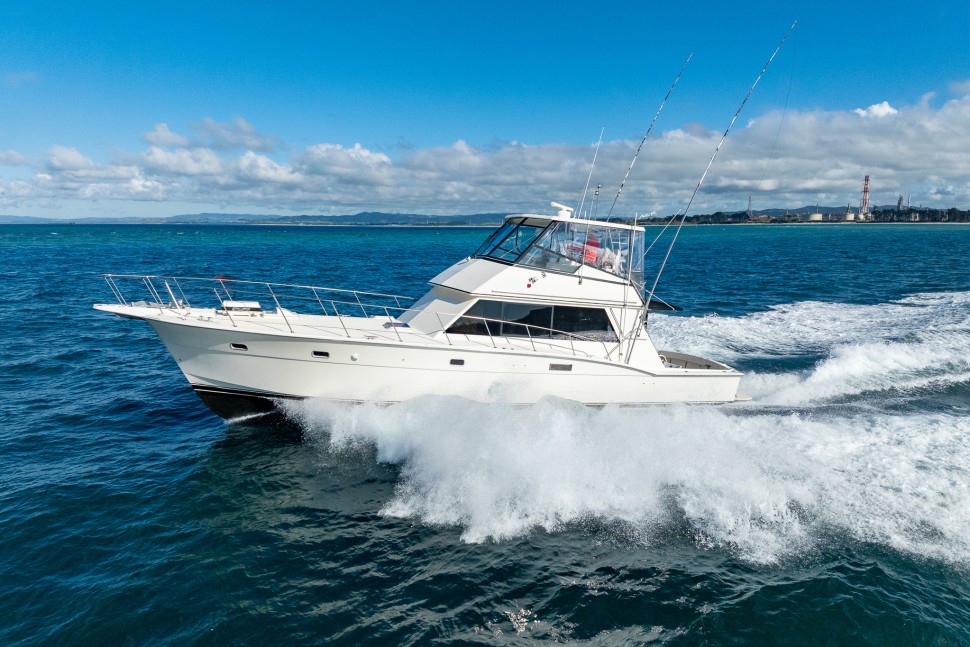 Hatteras 52 underway 3