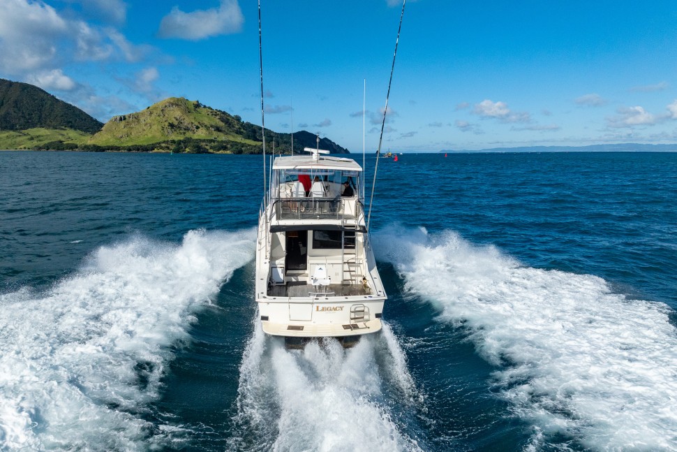 Hatteras 52 underway 4