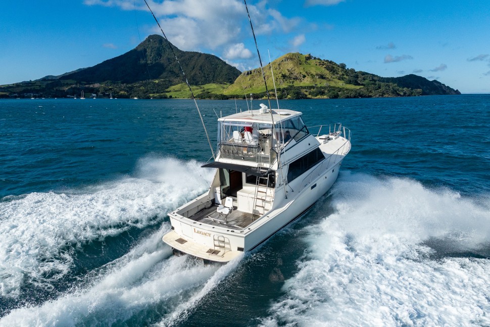 Hatteras 52 underway 5