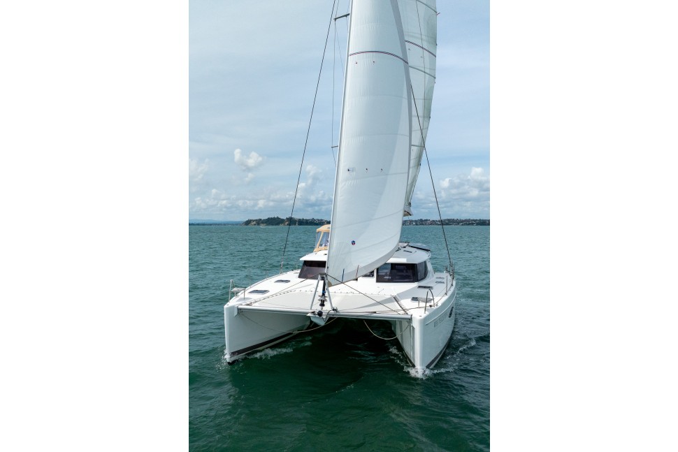 Helia 44 White Cloud 3 running 