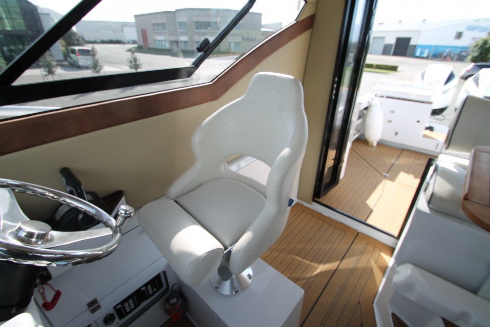 Herley 10 Saloon aft stbd2