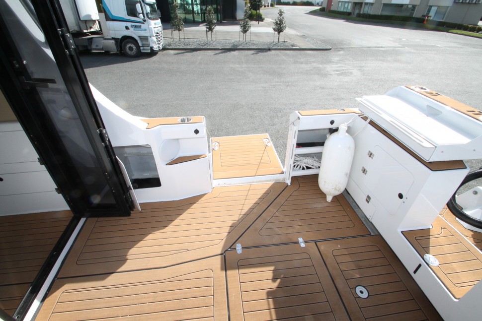 Herley 16 Cockpit stbd