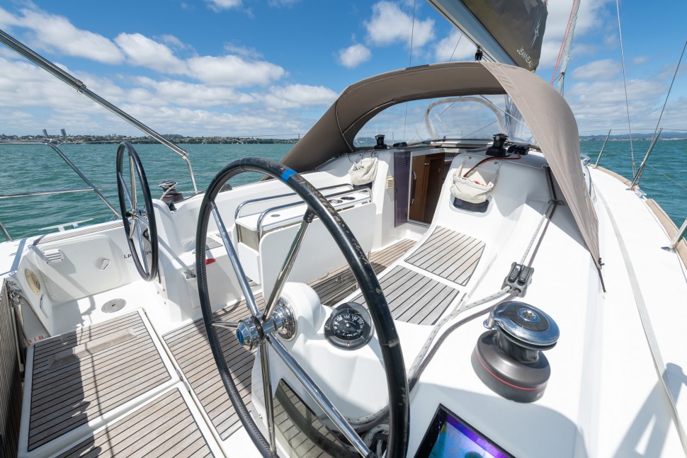Jeanneau 349 11 Helm Station