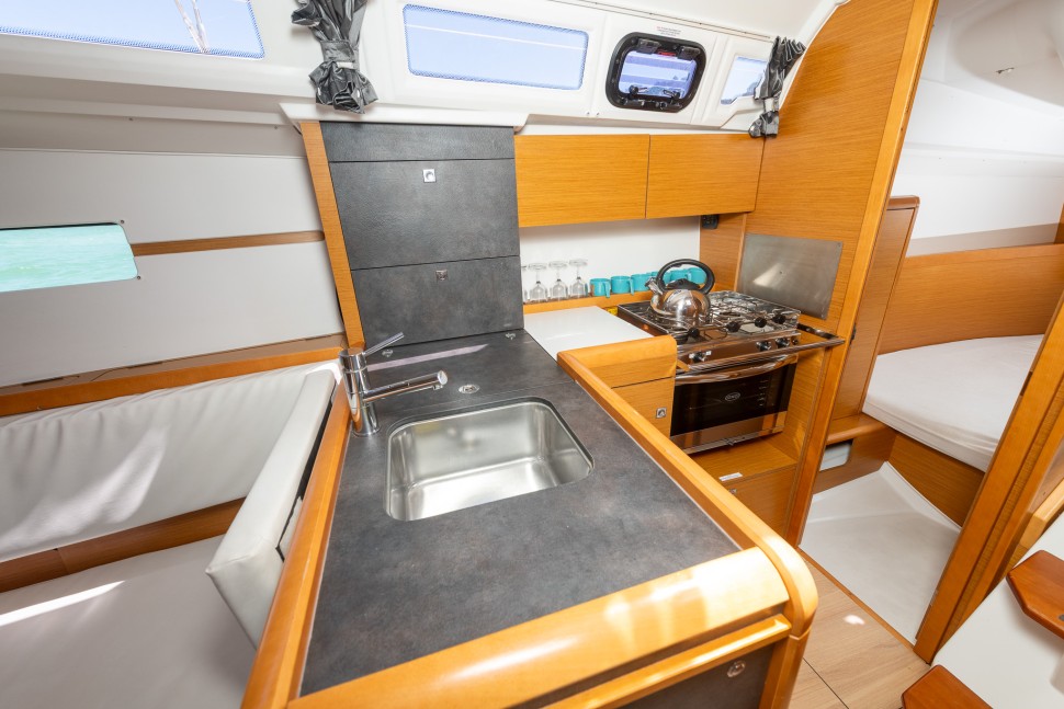 Jeanneau 349 15 Galley2
