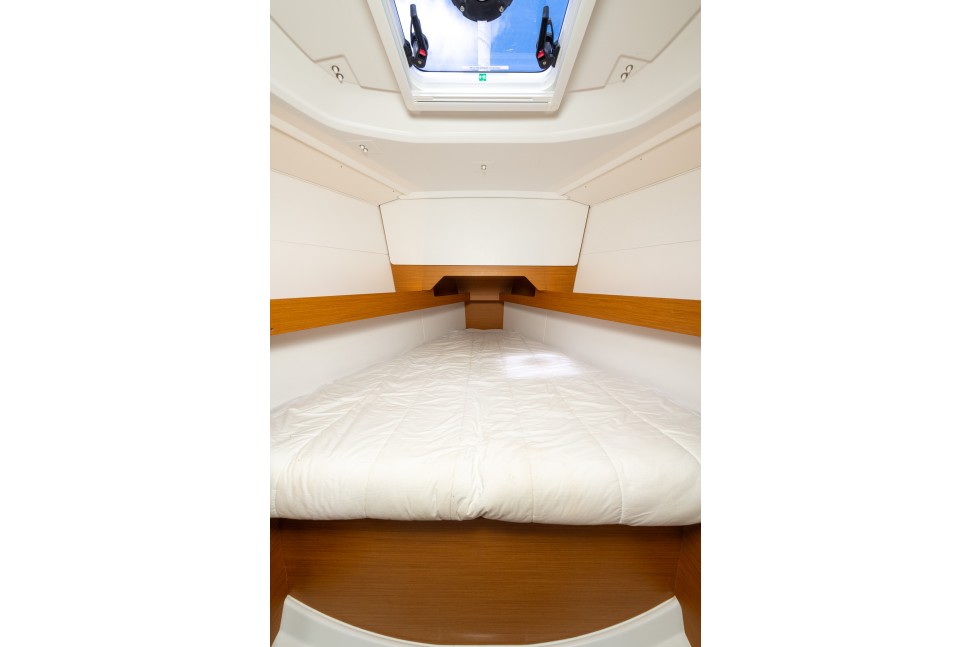 Jeanneau 349 18 Fwd Cabin2