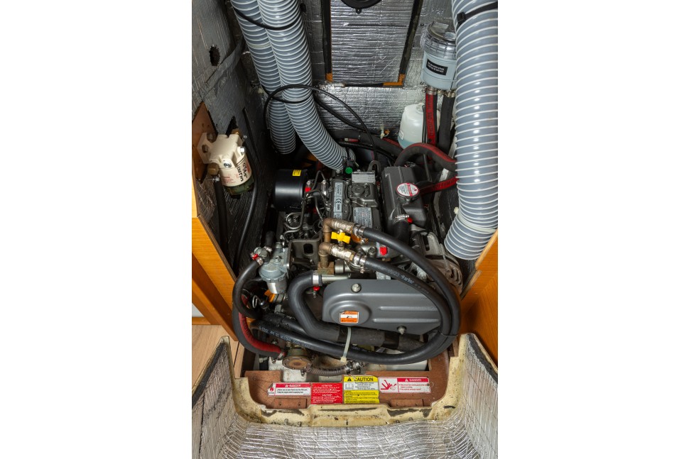 Jeanneau 349 21 Engine Room2