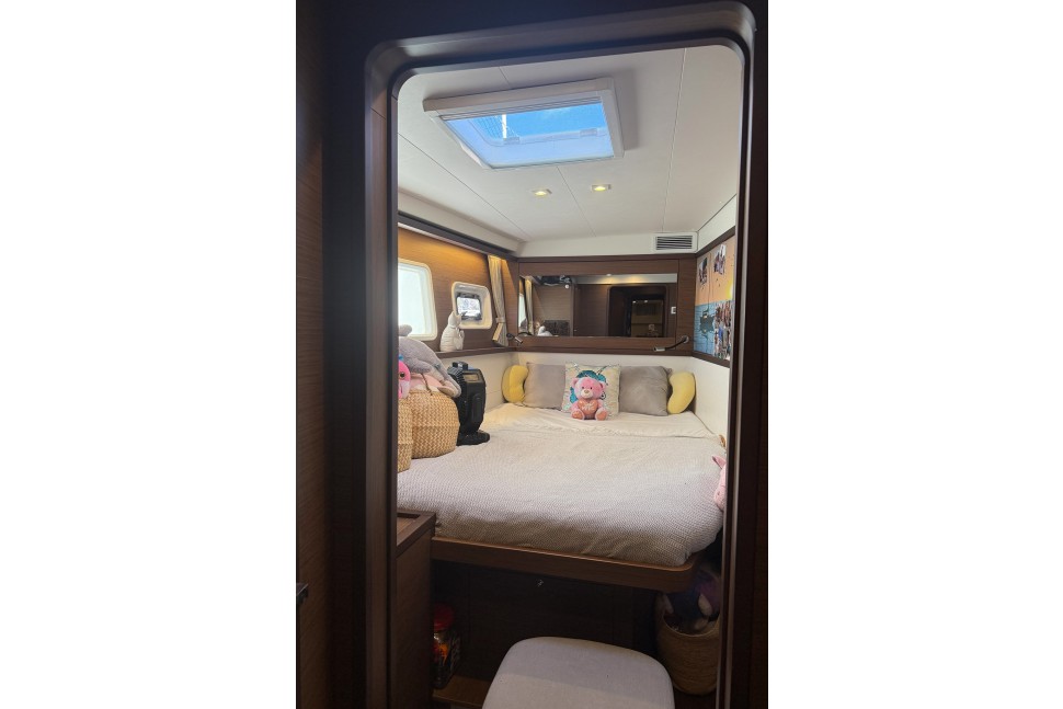 LAGOON 450S 19 bedroom