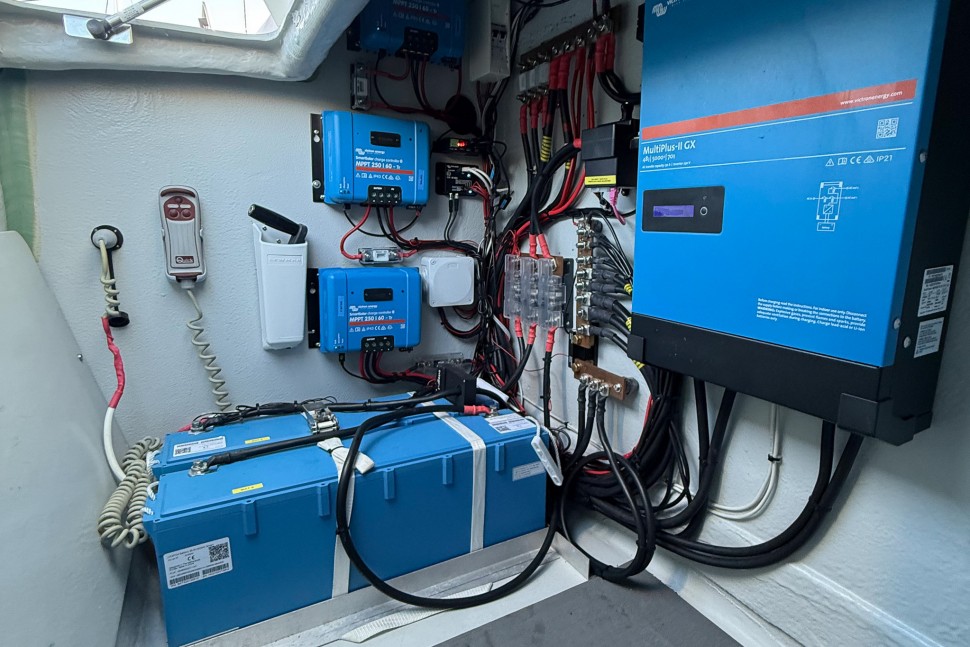 LAGOON 450S 21 batterybank