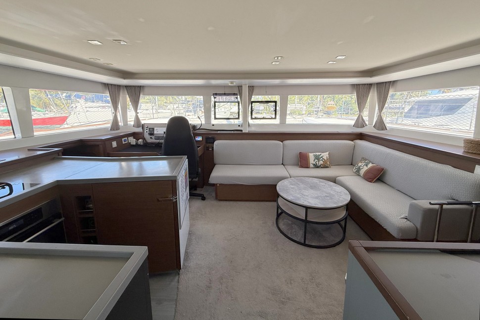 LAGOON 450S 8 saloon