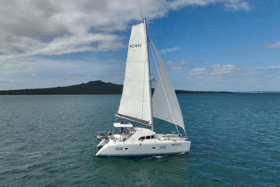 2011 | Lagoon 380 S2 Owners Version image